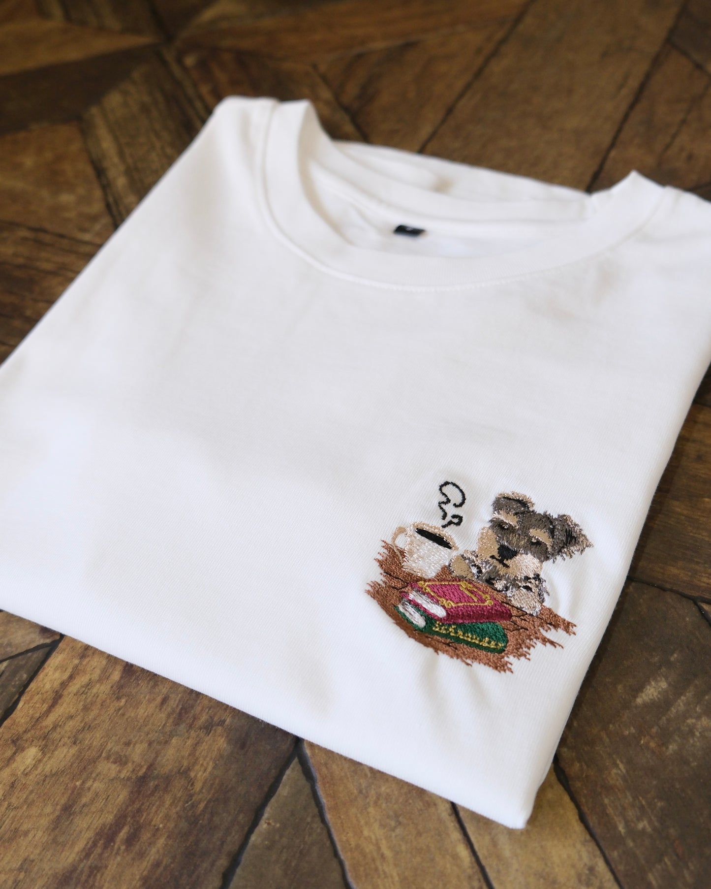 シュナウザーとカフェのTシャツ