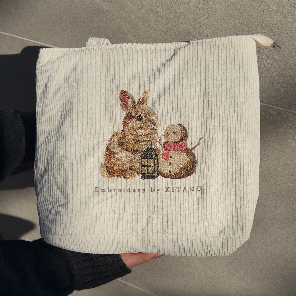 雪うさぎのトートバッグ – 北区の刺しゅう屋