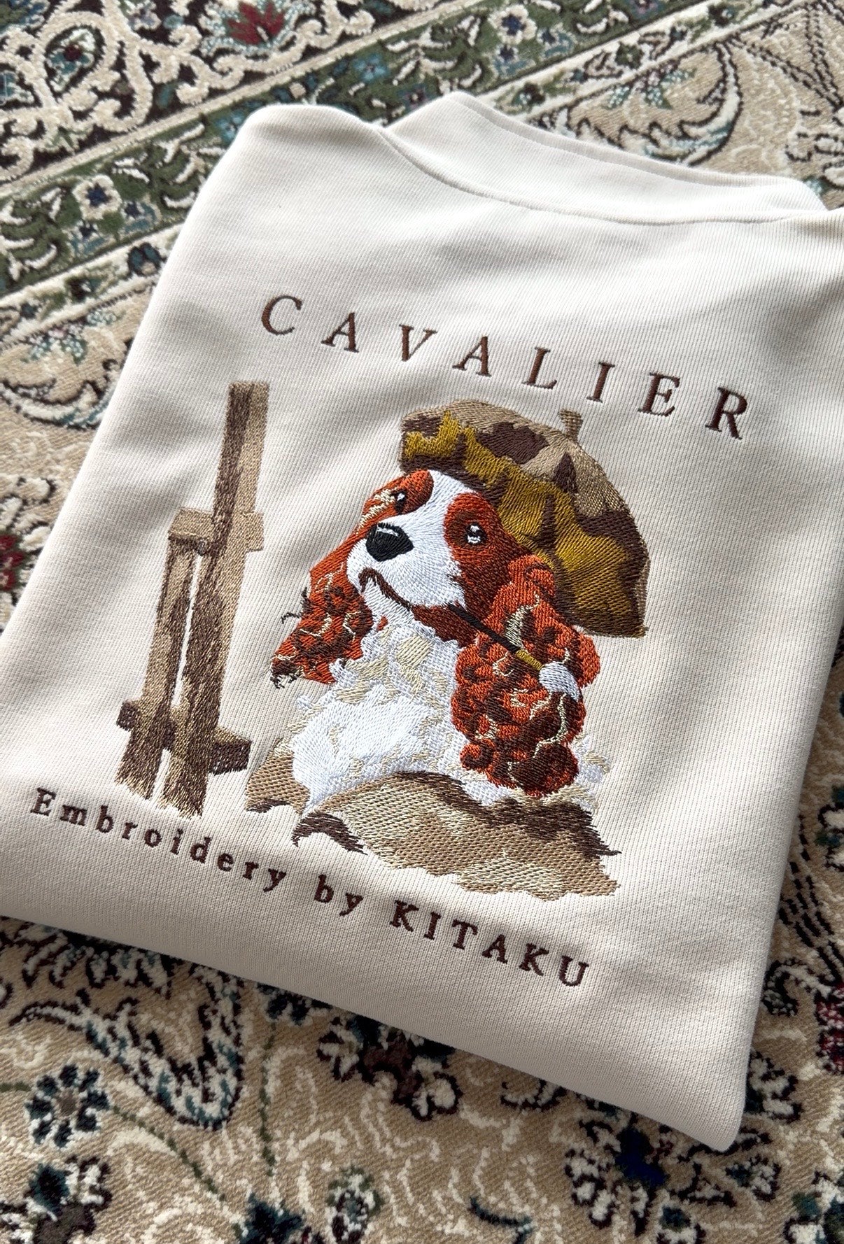 キャバリア画伯のハーフジップ – 北区の刺しゅう屋