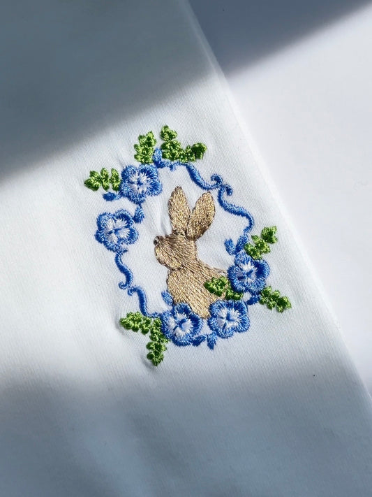 ネモフィラに見惚れるウサギ