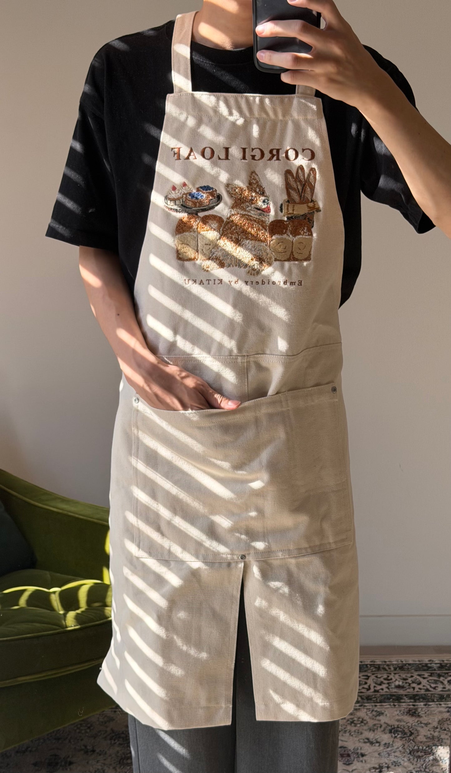 食パンコーギーのエプロン