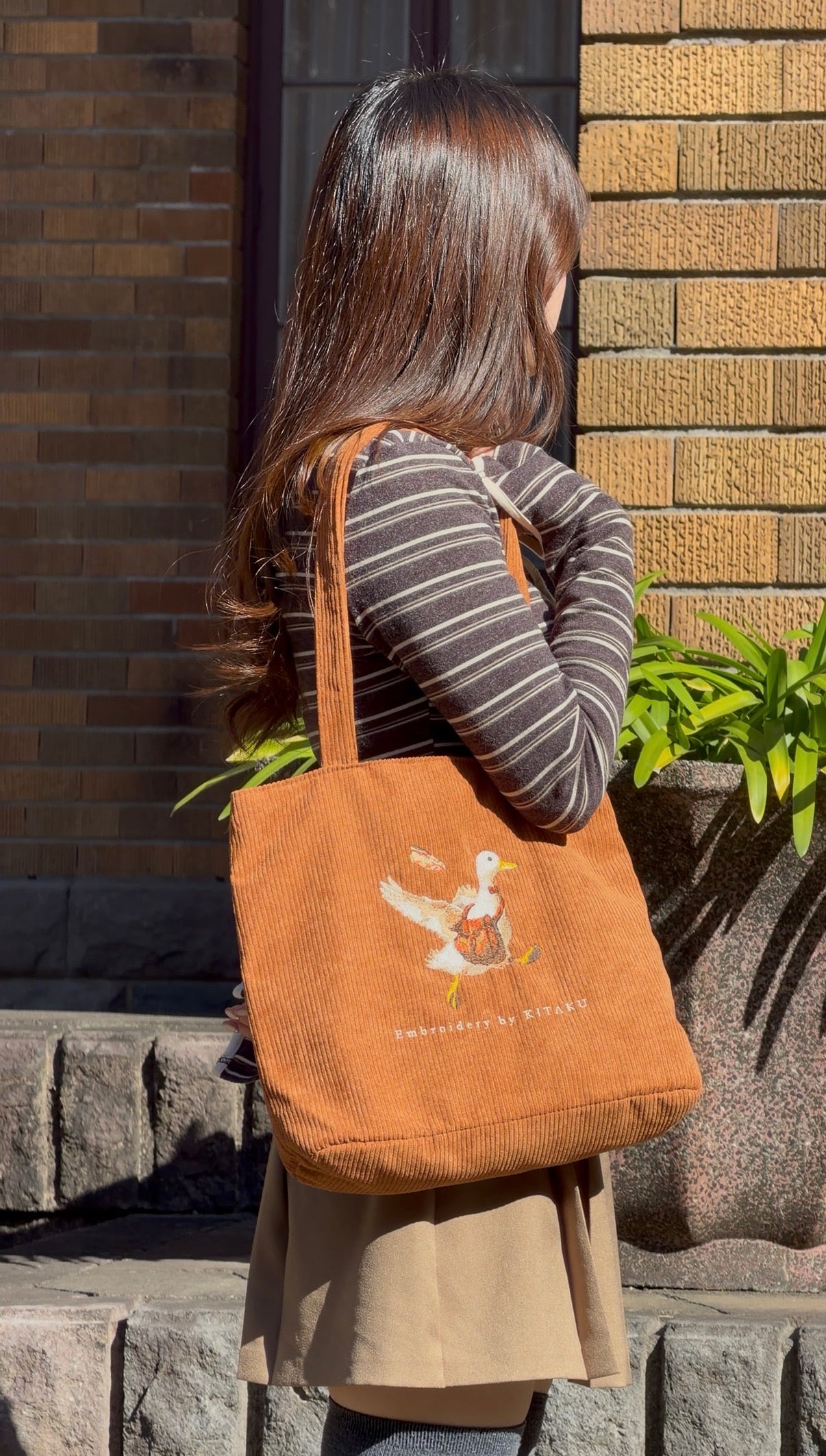 北区の刺しゅう屋　通勤ダック　アヒル刺繍 コーデュロイ トートバッグ 通勤ダックのトートバッグ – 北区の刺しゅう屋