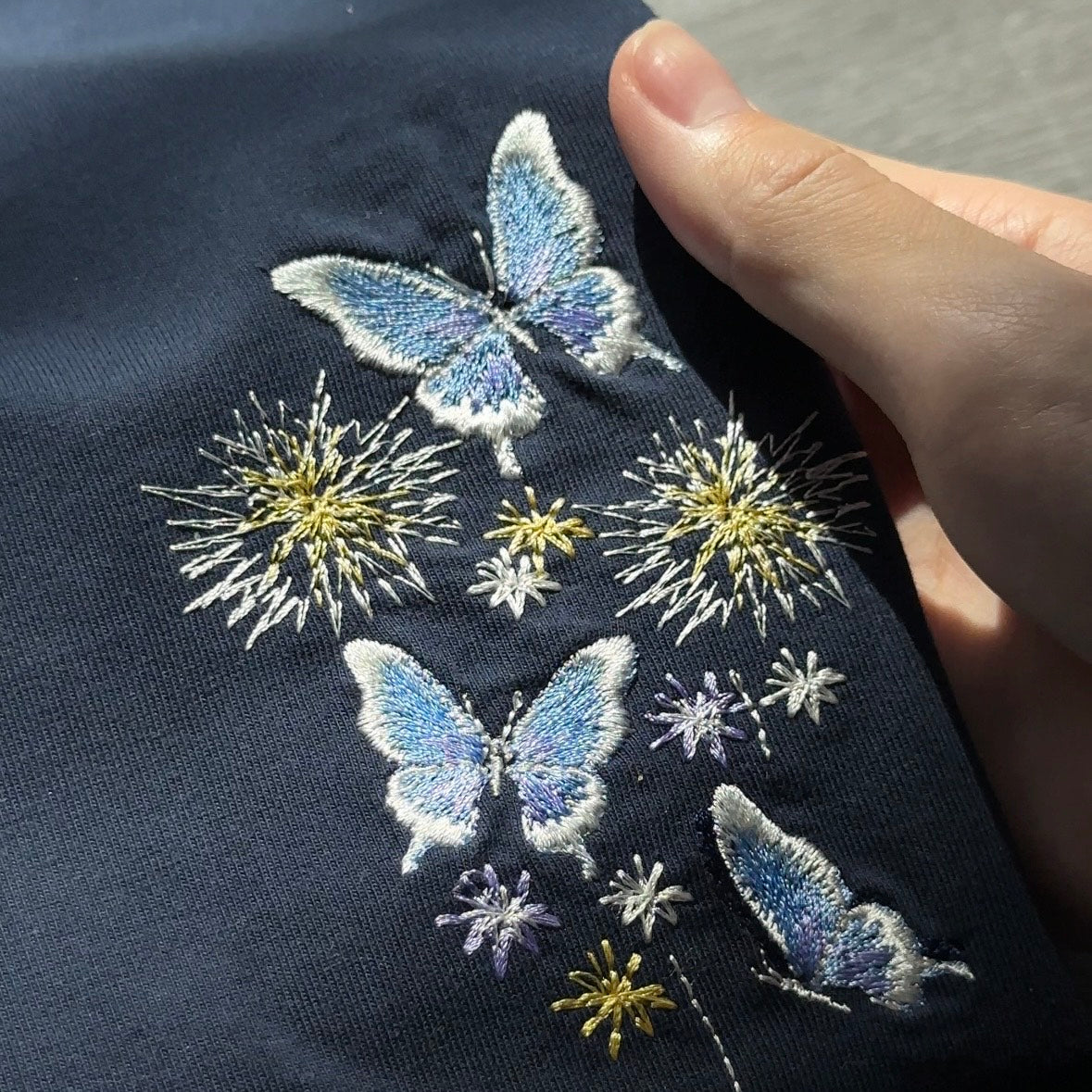 新作】花火と夏の蝶 – 北区の刺しゅう屋