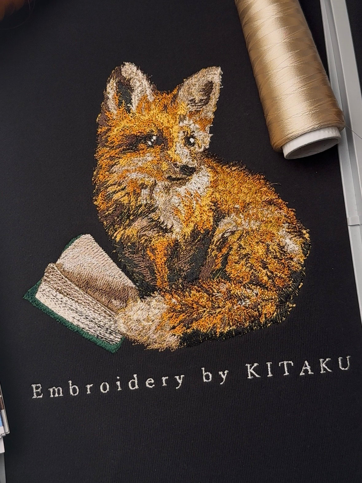 北区の刺しゅう屋　子狐の読書　Mサイズ　ブラック 新作】子狐の読書 – 北区の刺しゅう屋