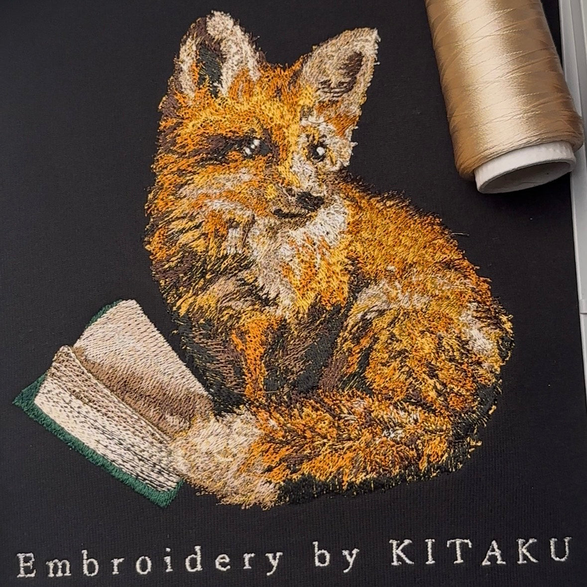 新作】子狐の読書 – 北区の刺しゅう屋